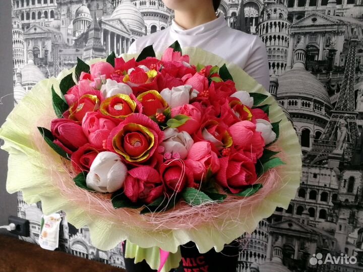 Букет с цветами из конфет