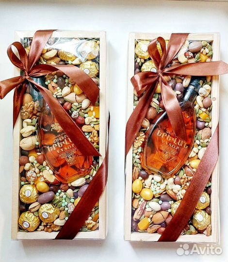 Подарок из орехов и сухофруктов в коробе