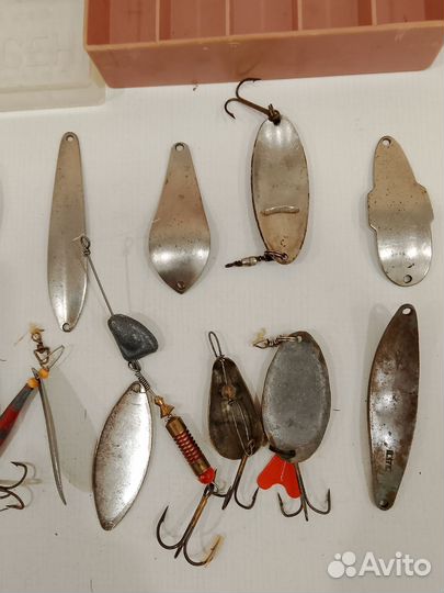 Блесны в коробке рыболовные снасти