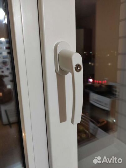 Ручки оконные с замком (детская безопасность)