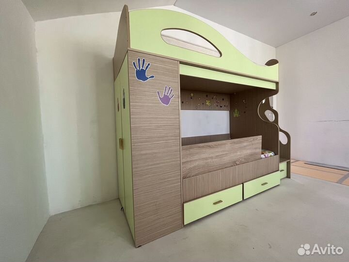 Двухярусная кровать с матрасами