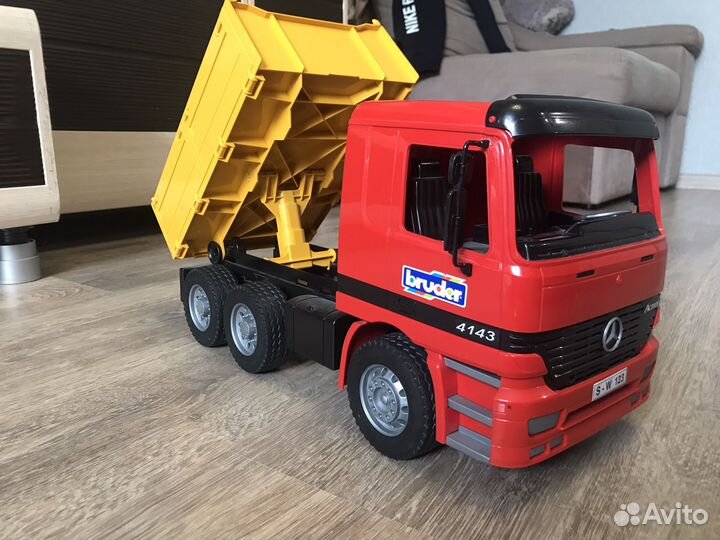Машинкa bruder Mercedes Actros 4143