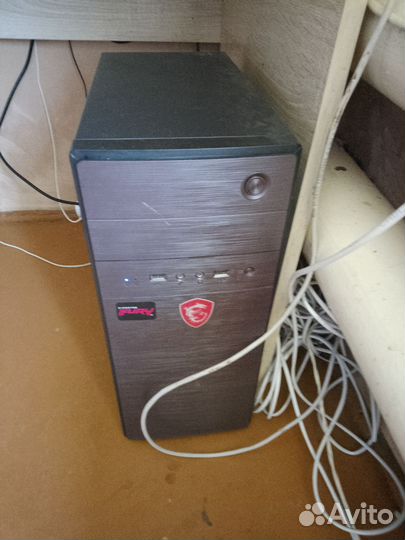 Игровой компьютер с монитором и клавиатурой