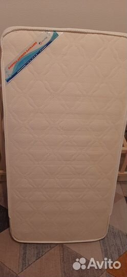 Детская кроватка с маятником