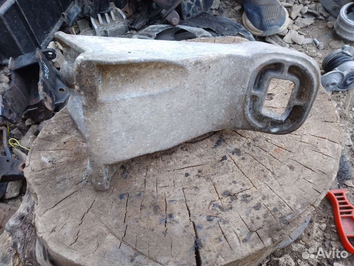 Крепление двигателя Audi 100c4