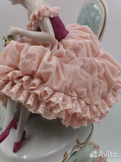 Статуэтка Дама с кошкой. Кружевной фарфор