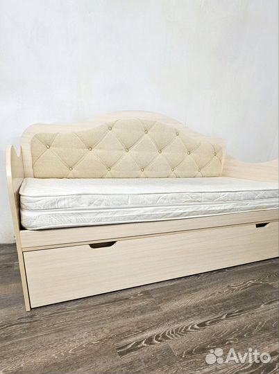 Детский диван кровать с мягкой спинкой