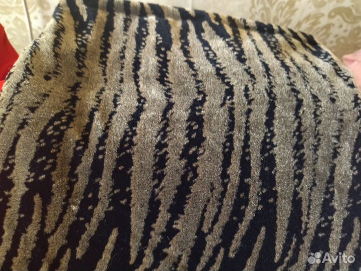 Отрезы тканей разные