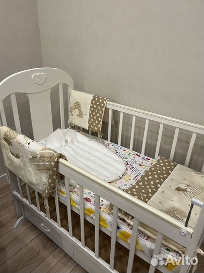 Детская кроватка с маятником