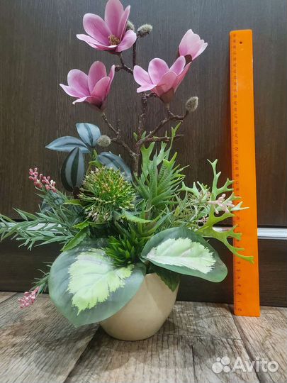 Интерьерный цветок в горшке