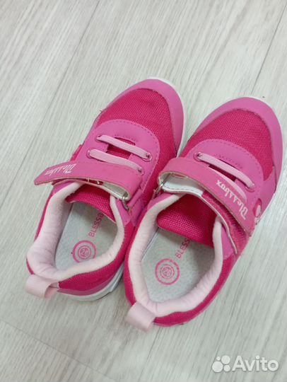 Розовые кроссовки 26 размера