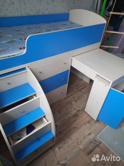 Детская кровать чердак со столом и шкафом