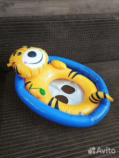 Надувной круг для плавания