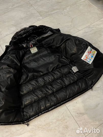 Глянцевый пуховик moncler