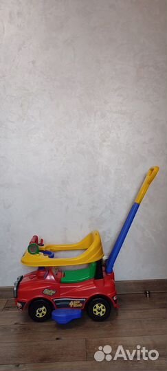 Машинка каталка с ручкой