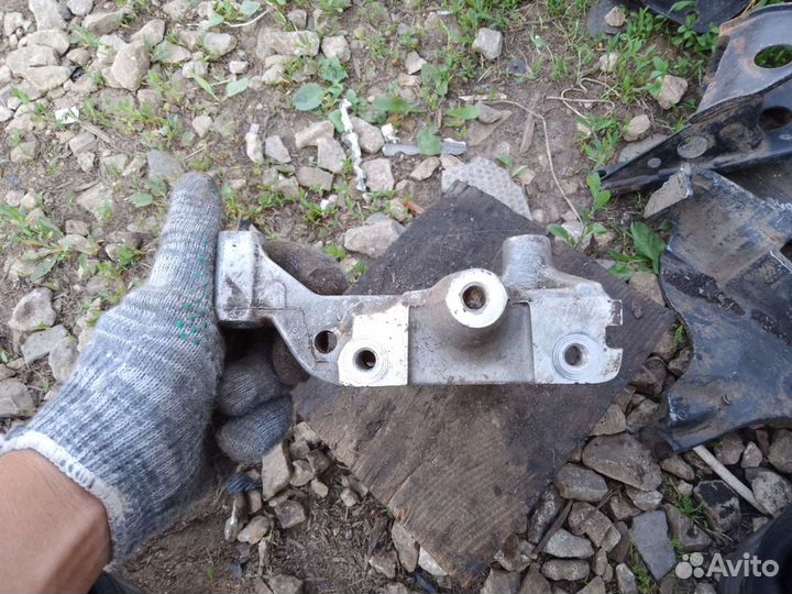 Кронштейн двигателя правый Nissan Primera SR 20