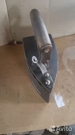 Старинный угольный утюг