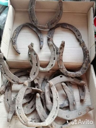 Старинный подсвечник, кованные гвозди