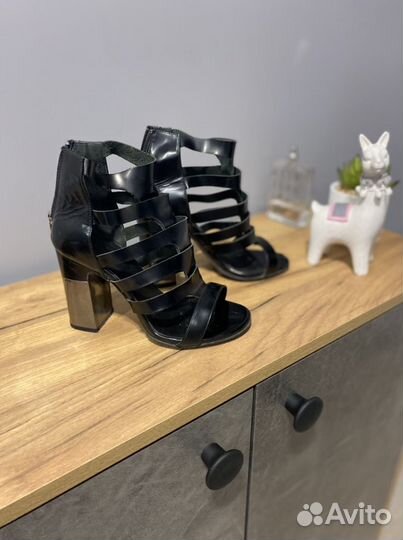 Босоножки кожаные 35 размер