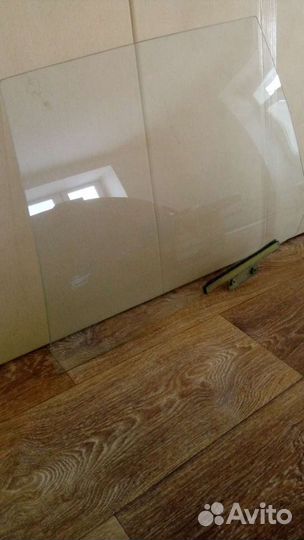 Стекло заднее левое Москвич 2141