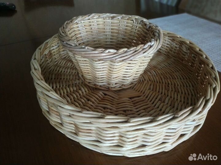 Плетёный поднос и конфетница