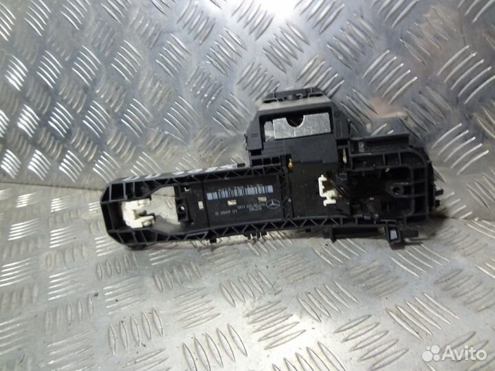 Кронштейн ручки двери правой Мерседес