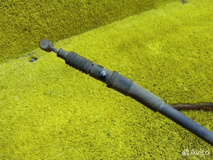 Тросик ручника задний правый Mitsubishi Delica