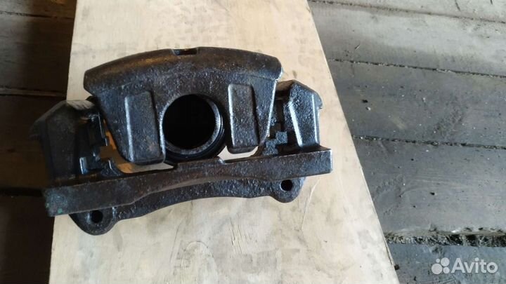 Суппорт передний правый Lexus RX350