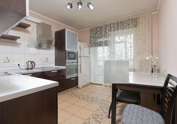 2-к. квартира, 65 м², 4/10 эт.