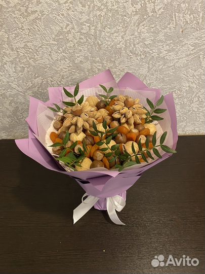 Букет из орехов, сухофруктов и конфет