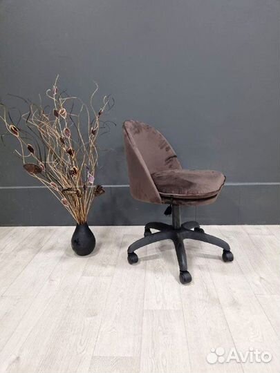 Стул для мастера маникюра