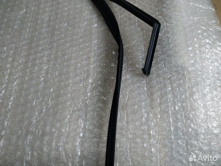 Уплотнитель стекла двери передний левый Opel