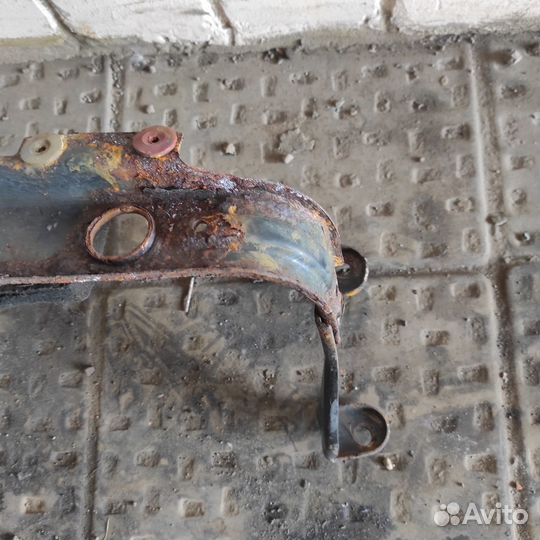 Кронштейн радиатора опорный ford C-MAX/focus 2