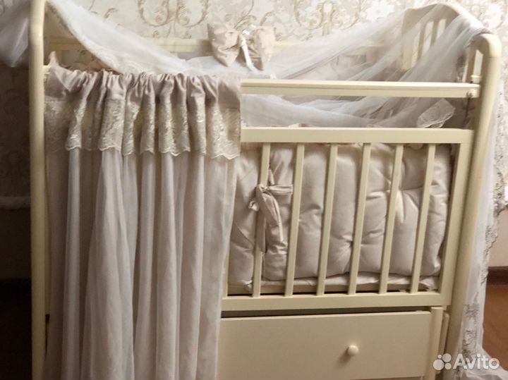 Детская кроватка с маятником