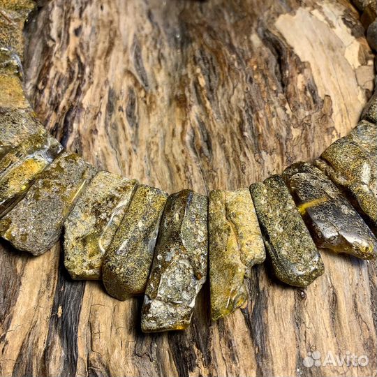 Колье из тёмного янтаря