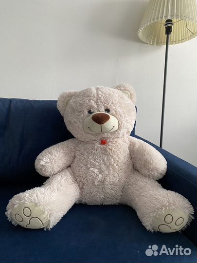 Большой плюшевый медведь