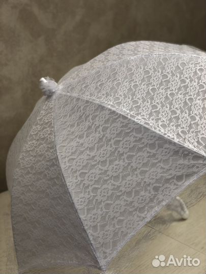 Свадебный зонтик и фужеры