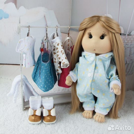 Игровая куколка с одеждой