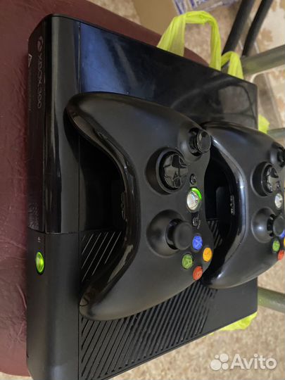 Xbox 360 с 2 джойстиками и 16 игр