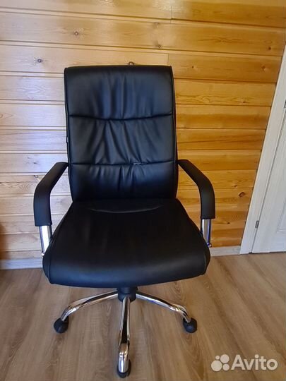 Офисное кресло