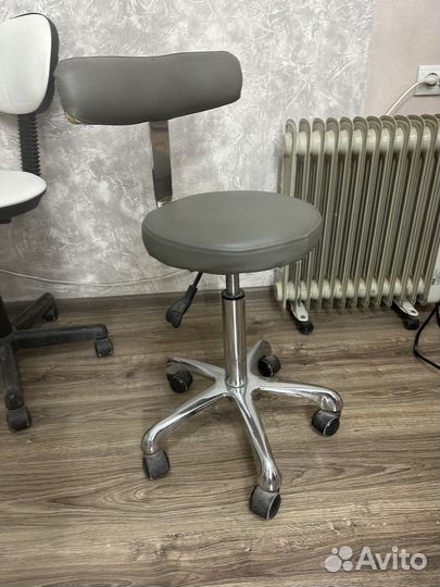 Стул на колесиках