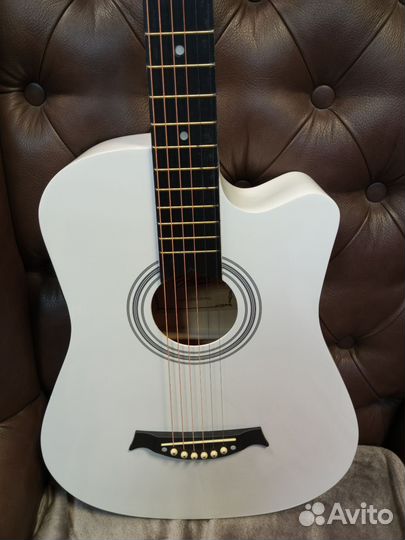 Новая гитара с минимальными повреждениями