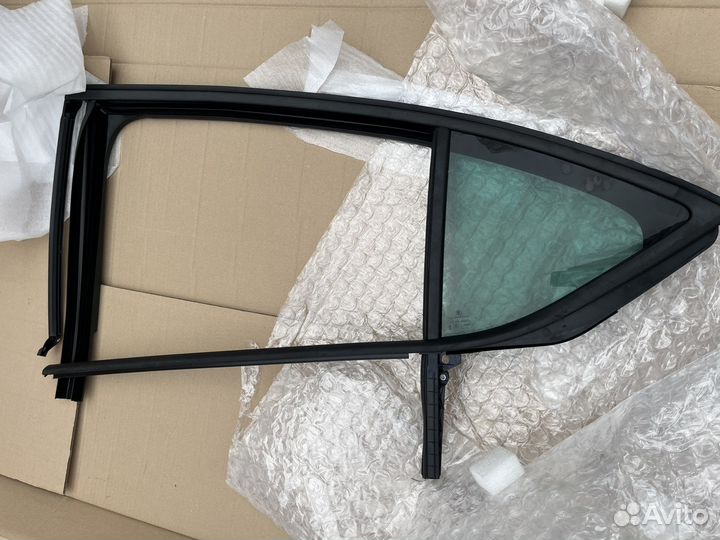 Заднее стекло левое на skoda octavia 2020