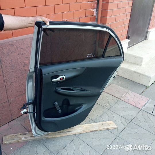 Toyota corolla 150 дверь