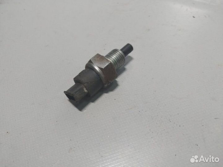 Датчик заднего хода Ваз Калина универсал 8