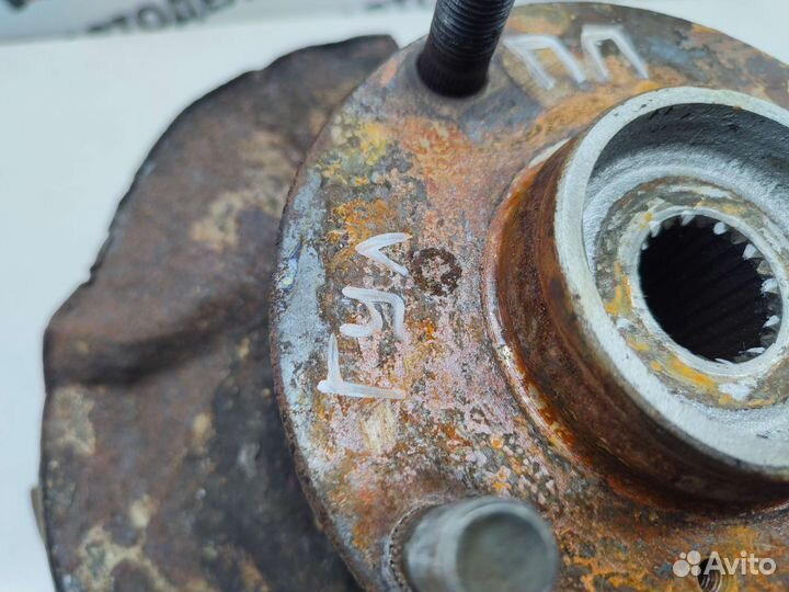 Ступица правая с кулаком Suzuki Swift MA 1997 г.в