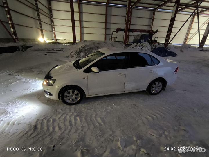 Volkswagen Polo 1.6 МТ, 2011, битый, 183 250 км