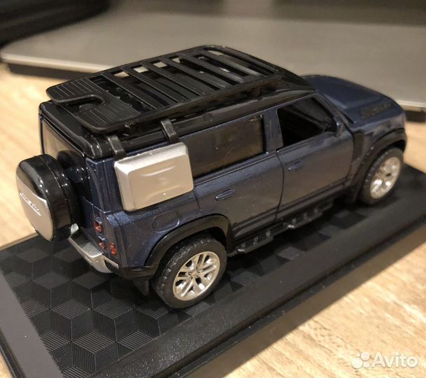 1/43 Land Rover Defender 110