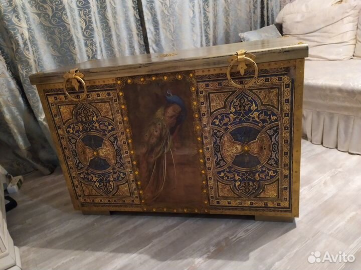 Сундук в стиле барокко с павлином