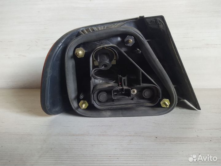 Фонарь задний правый Mitsubishi Carisma